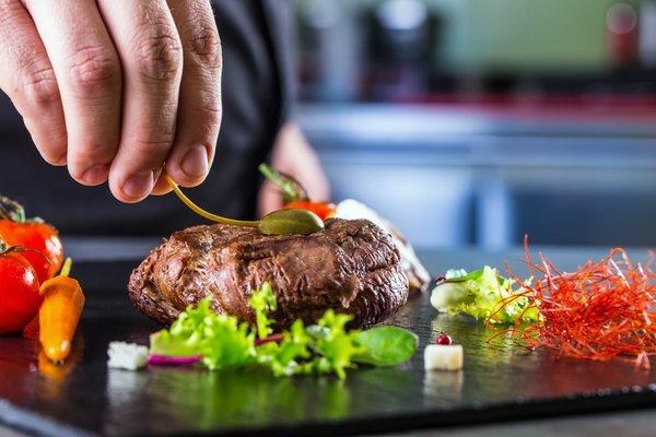 Apprêter une table dans un restaurant avec des couverts personnalisés pour adultes